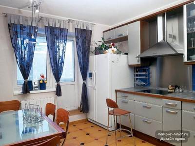 Шторы холодных оттенков на кухню Бело-синие шторы