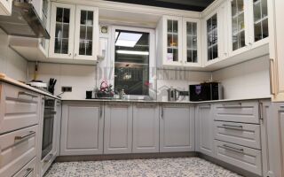Бело-серая П-образная кухня в стиле кантри