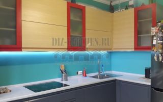 Современная угловая серая кухня с красными витринами
