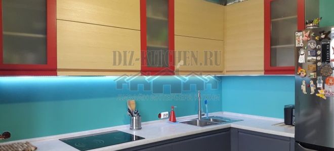 Современная угловая серая кухня с красными витринами