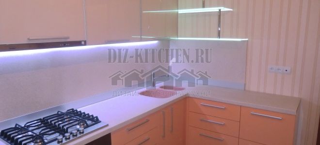 Современная угловая кухня модных оттенков пудры и лосося