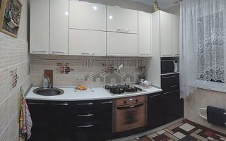 Современная светло-коричневая кухня с пластиковыми фасадами