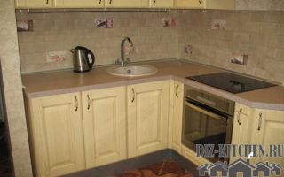 Классическая угловая кухня из массива со столешницей из жидкого камня