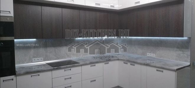 Бело-коричневая кухня в стиле модерн, площадью 13 кв. м