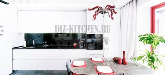 Черно-белый гарнитур с зеркальным фартуком в кухне 11 м <sup>2</sup>