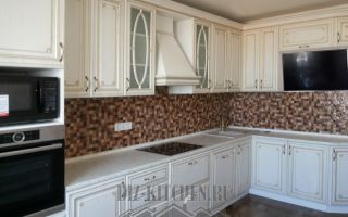 Белая классическая кухня на 12 кв. м с коричневым фартуком