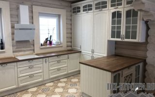 Красивая кухня под дерево в дачном стиле для загородного дома