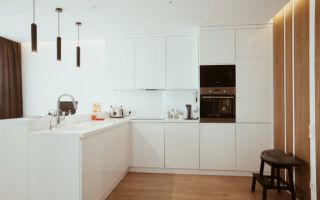 Белая кухня без ручек с барной стойкой