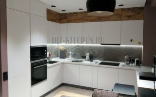 Современная белая кухня в квартире, оформленной в едином стиле