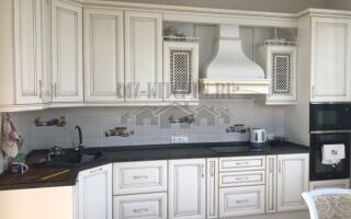 Белая классическая патинированная кухня с черной столешницей