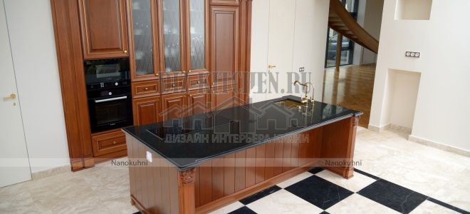 Классическая кухня с островом 25 кв. м в загородном доме