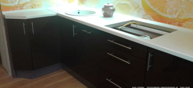 Современная угловая кухня со стеновой панелью с апельсинами