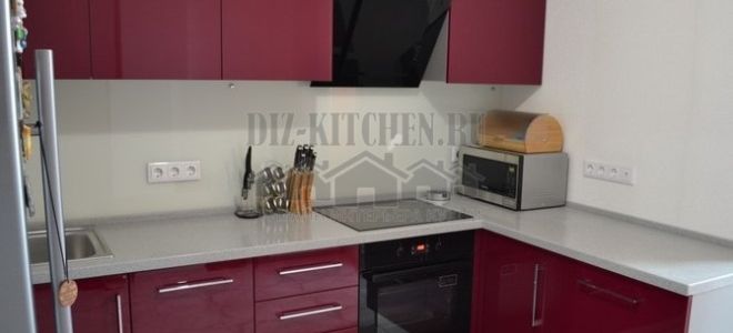 Современная бордовая кухня 10 кв. м с пластиковыми фасадами Акрилайн