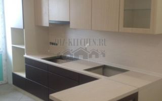 Современная кухня 10 кв. м с полуостровом, под дерево