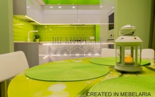 Белая глянцевая кухня с салатовым фартуком и подсветкой на площади 9 кв. м