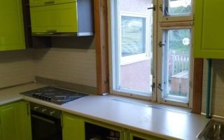 Красивая П-образная кухня в стиле неоклассика в загородном доме