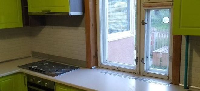 Красивая П-образная кухня в стиле неоклассика в загородном доме