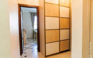Бежевая кухня 9 кв.м. в классическом стиле с электрическим камином