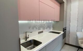Серо-розовая кухня в современном стиле с матовыми фасадами софт тач