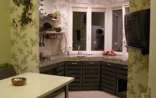 Оригинальный дизайн П-образной кухни 13 кв.м в эркере