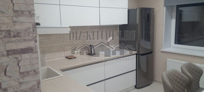 Современная белая угловая кухня с интегрированными ручками