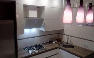 Современная белая угловая кухня 8 кв. м. с диваном