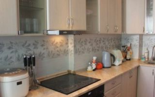 Функциональная и практичная бежевая кухня 8 кв. м. с выдвижной вытяжкой