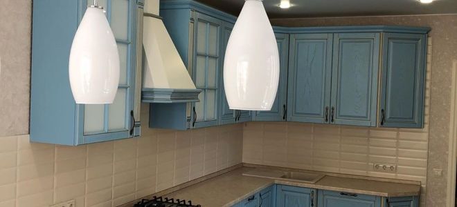 Голубая кухня в классическом стиле с золотым патированием