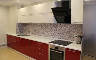 Глянцевая красно-белая кухня со скинали с фотопечатью