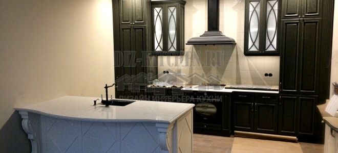 Классическая авторская черно-белая кухня площадью 14 кв. м