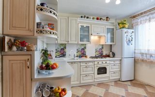 Светлый дизайнерский проект кухни под дерево из МДФ
