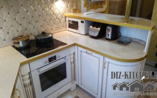 Белая кухня с позолотой в классическом стиле из массива ольхи