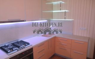 Современная угловая кухня модных оттенков пудры и лосося
