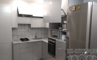 Стильная серая кухня 5 кв. м. с глянцевыми фасадами и стеновыми 3D панелями