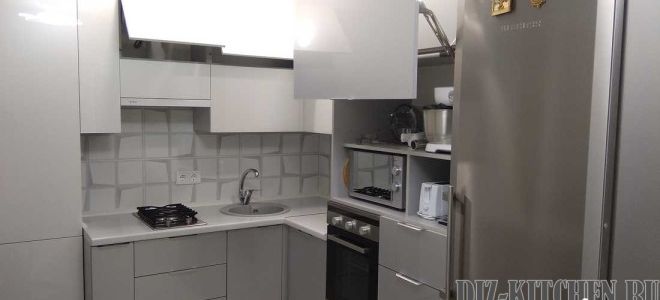 Стильная серая кухня 5 кв. м. с глянцевыми фасадами и стеновыми 3D панелями