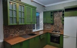 Зеленая кухня из массива сосны в стиле прованс