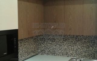 Современная кухня с антресолями и фасадами разной глубины