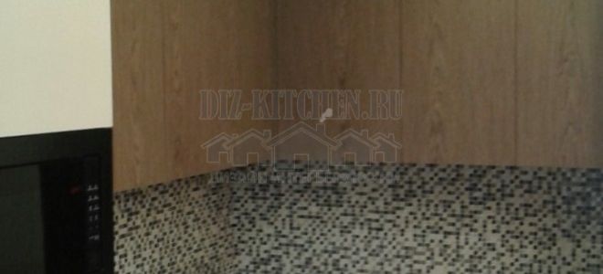 Современная кухня с антресолями и фасадами разной глубины