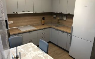 Современная белая кухня с необычным раздвижным обеденным столом