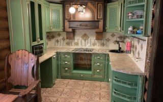 Зеленая классическая кухня с коричневым порталом на площади 12 м<sup>2</sup>