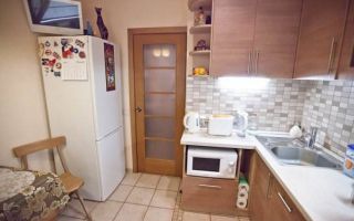 Дизайн угловой кухни 7,5 кв.м под дерево