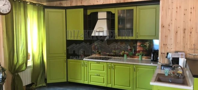 Зеленая неоклассическая кухня, совмещенная с гостиной