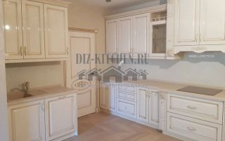 Двухрядная белая классическая кухня из МДФ на площади 21 кв.м