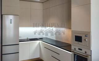 Светлая современная кухня с оригинальной фрезеровкой и покрытием софт тач