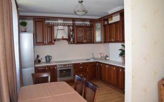 Просторная кухня из массива от фабрики «ЗОВ»