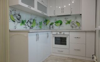 Белая угловая кухня 8 кв. м со скинали с зелеными лаймами