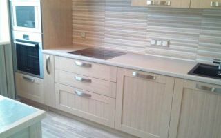 Дизайн прямой кухни 9 кв.м из массива