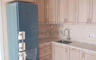 Кухня с фасадами под дерево, объединенная с гостиной, площадью 15 м<sup>2</sup>