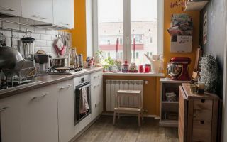 Молодежный дизайн кухни на 7,5 кв.м со складной обеденной зоной