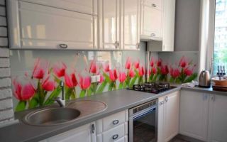 Кухонный фартук из стекла: фото в интерьере, плюсы и минусы, правила ухода